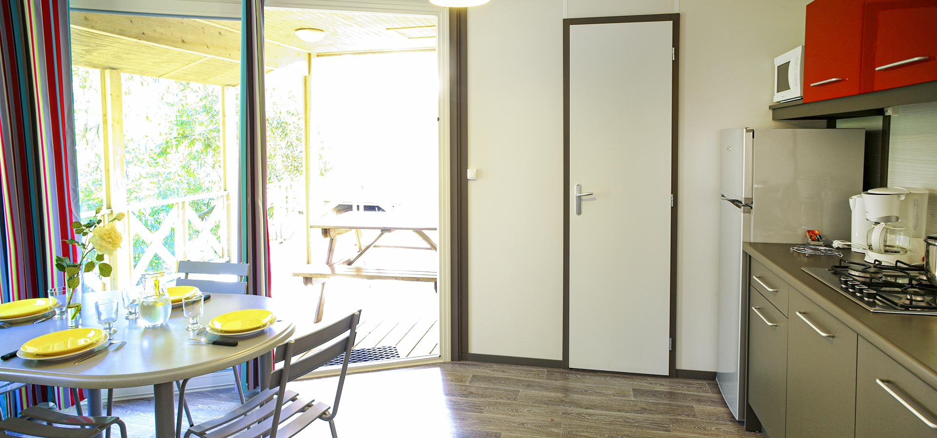 Camping san damiano bungalow confort village 2 cuisine terrasse table repas